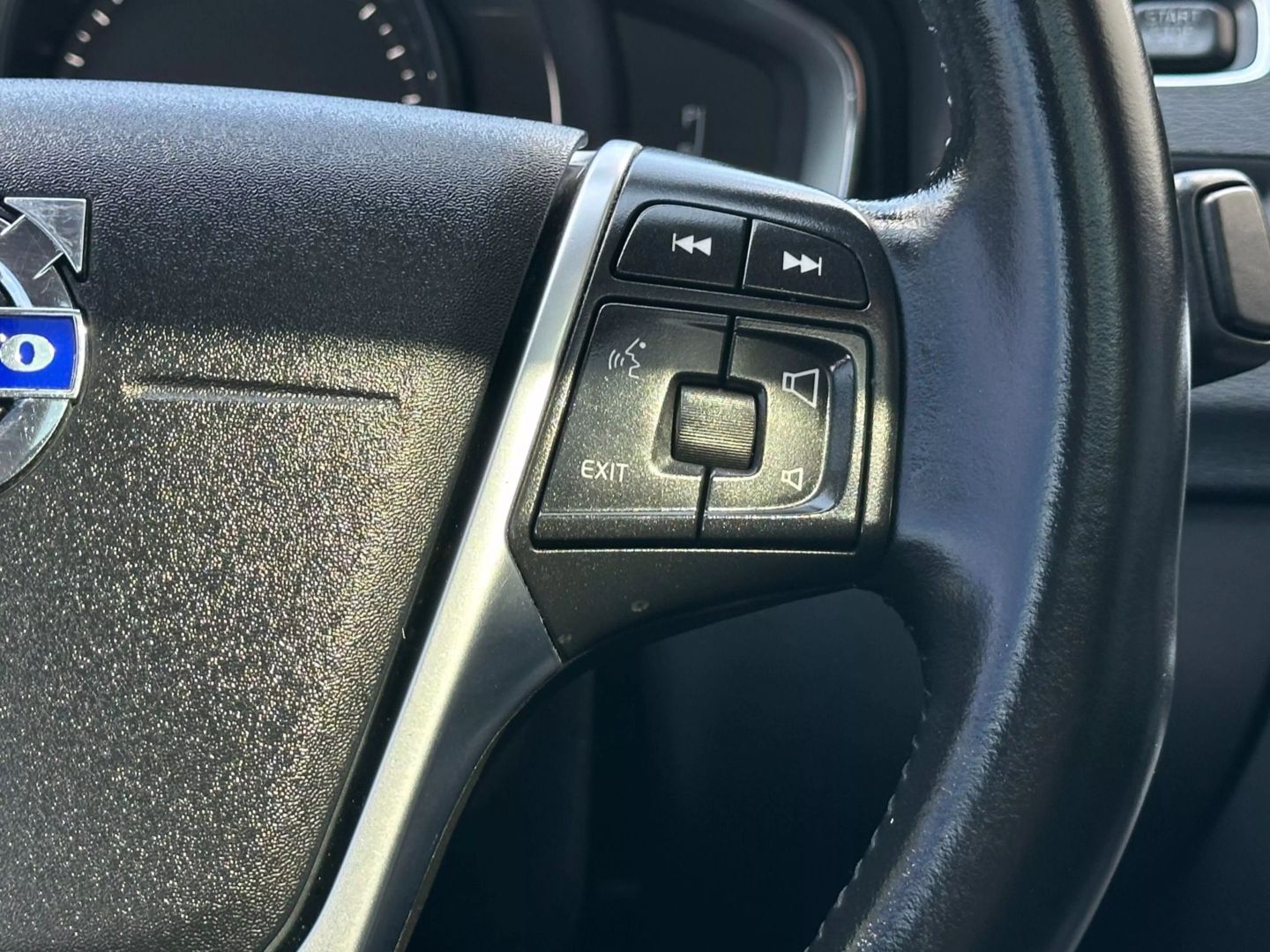 2017 Volvo S60 - Image 29