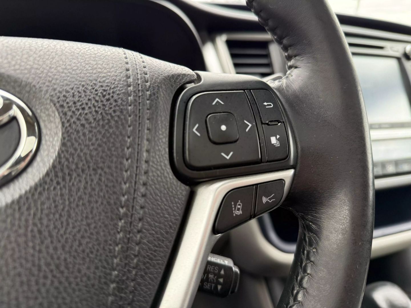 2017 Toyota Highlander - Image 31