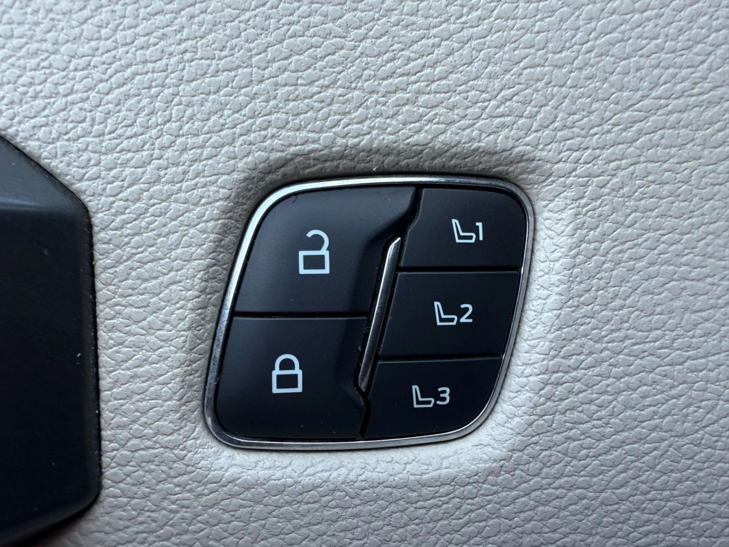 2020 Ford F250 Super Duty Crew Cab - Image 12