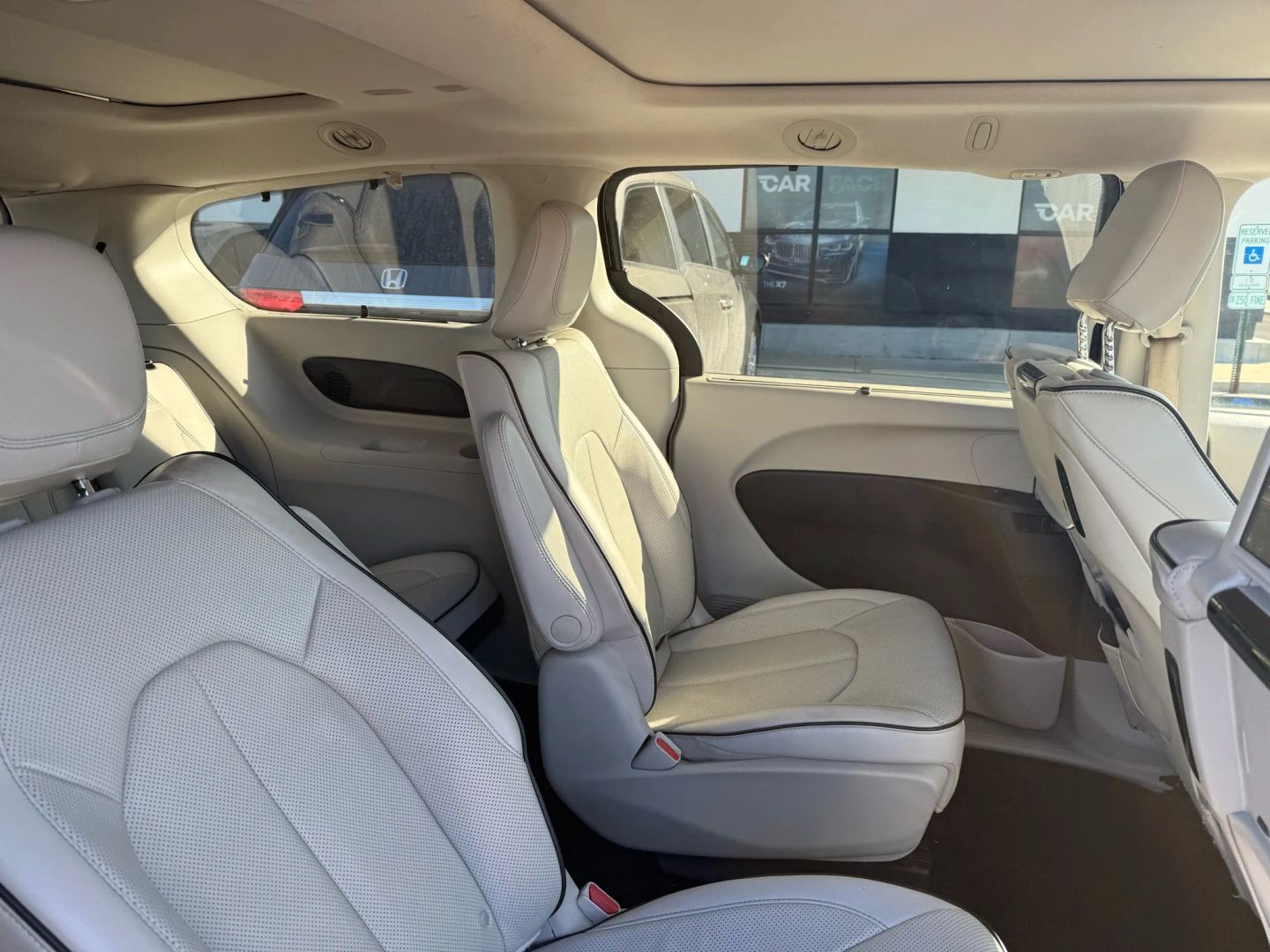 2018 Chrysler Pacifica Hybrid - Image 27