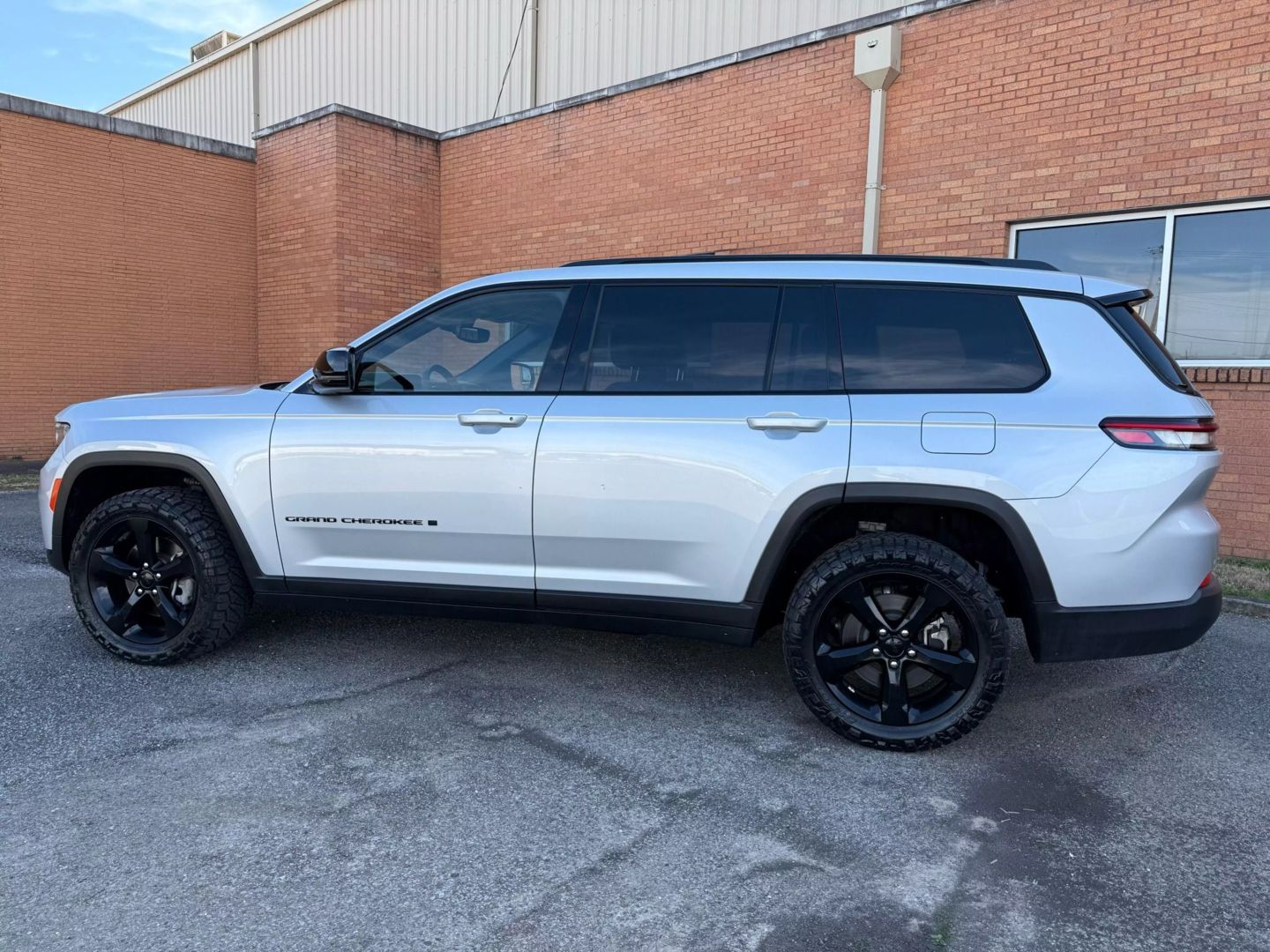 2023 Jeep Grand Cherokee L - Image 3