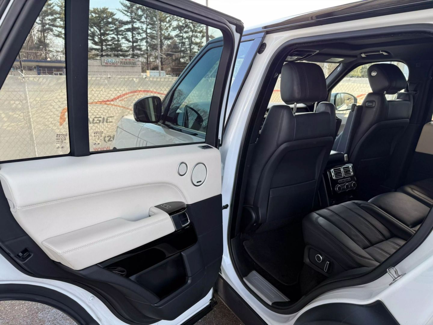 2016 Land Rover Range Rover - Image 17