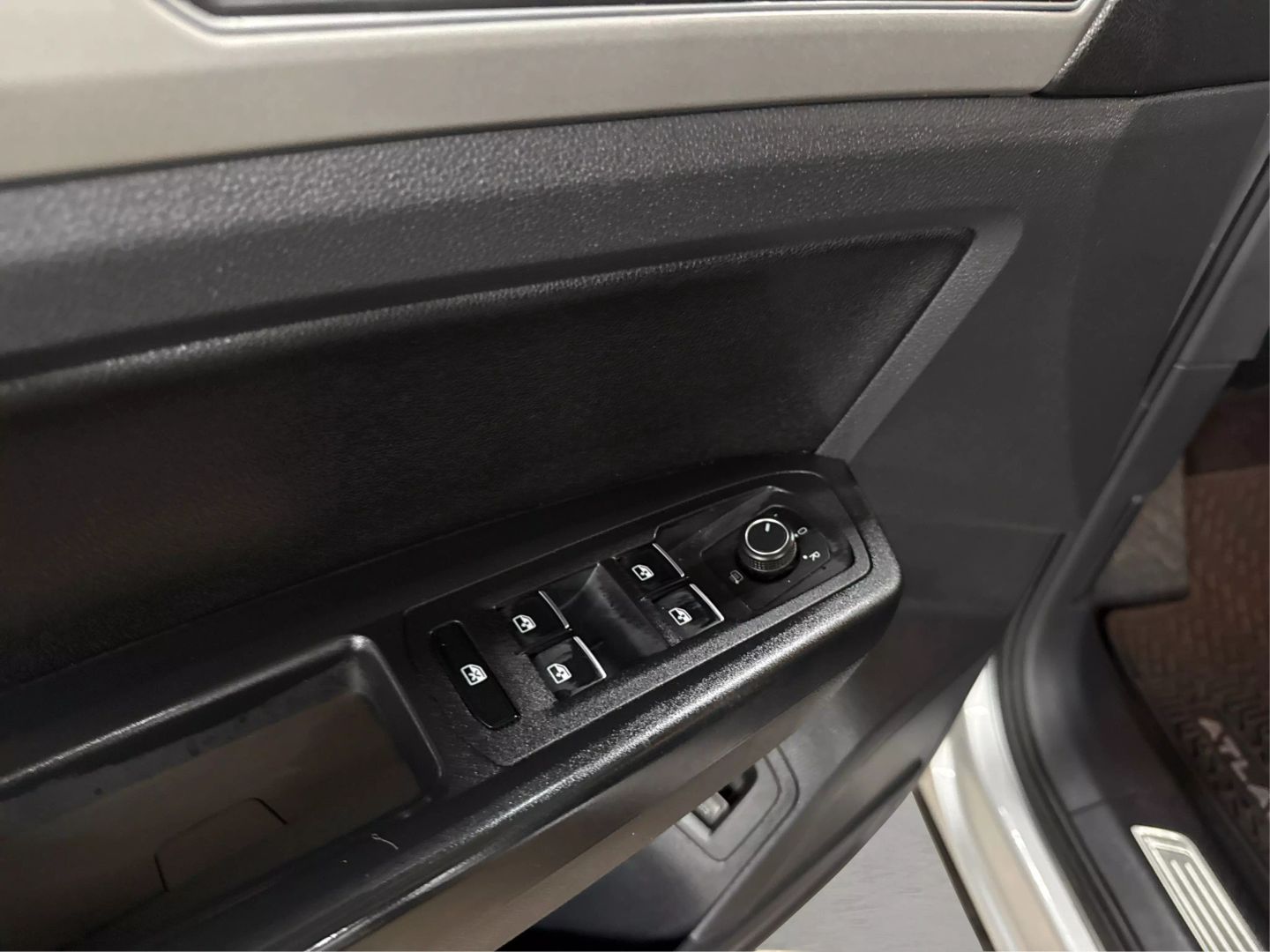 2018 Volkswagen Atlas - Image 30