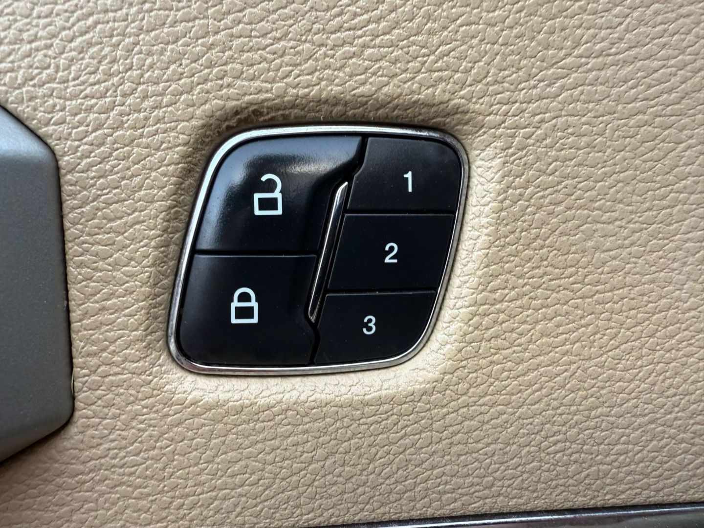 2018 Ford F250 Super Duty Crew Cab - Image 12