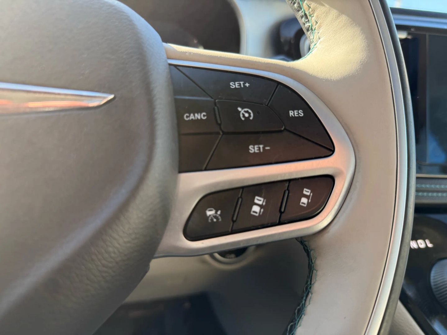 2018 Chrysler Pacifica Hybrid - Image 39