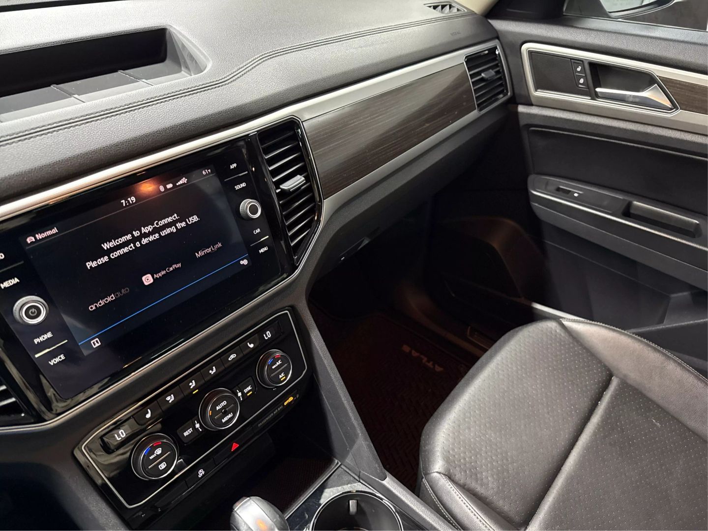 2018 Volkswagen Atlas - Image 26