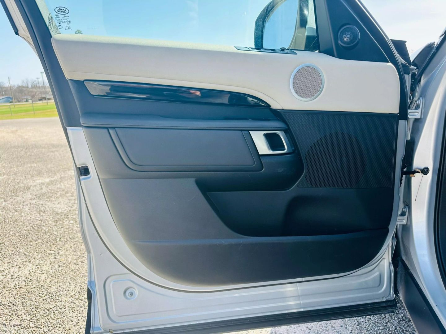 2020 Land Rover Discovery - Image 15