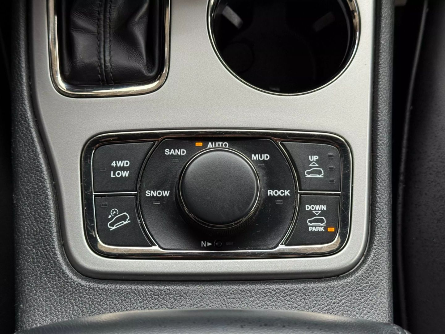 2020 Jeep Grand Cherokee - Image 32