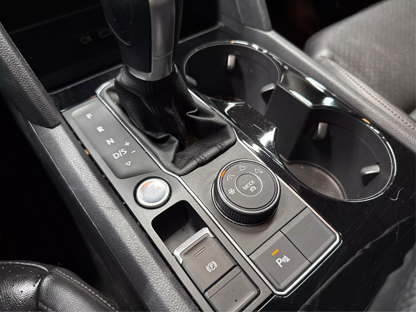 2018 Volkswagen Atlas - Image 25