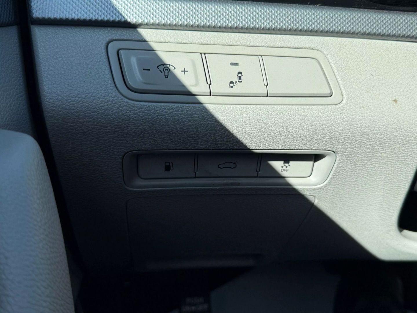 2018 Hyundai Sonata - Image 31