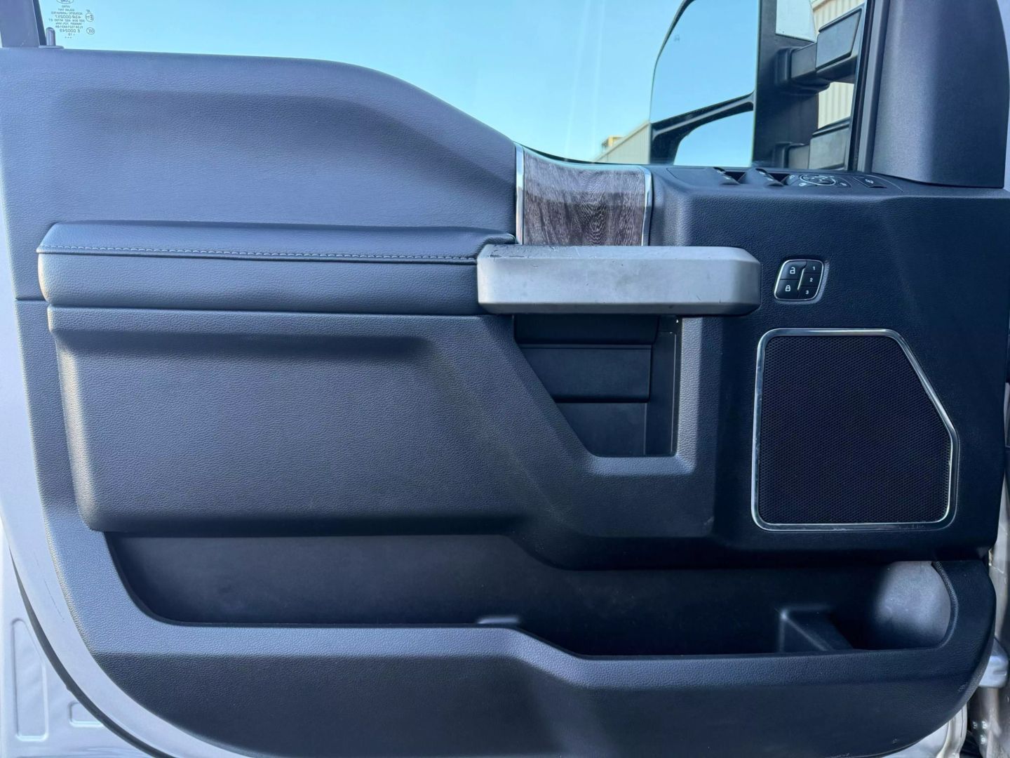 2019 Ford F250 Super Duty Crew Cab - Image 11