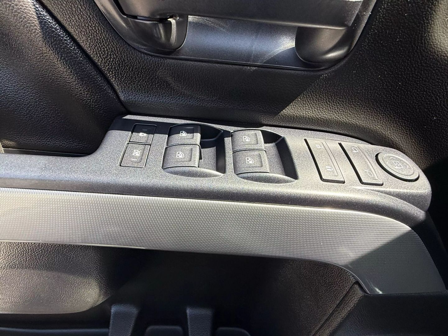 2018 Chevrolet Silverado 1500 Crew Cab - Image 31