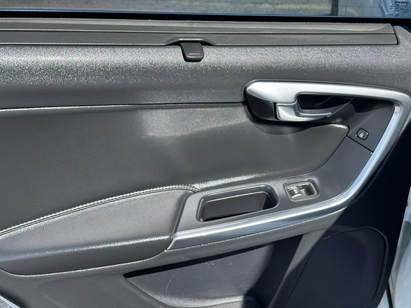 2017 Volvo S60 - Image 15