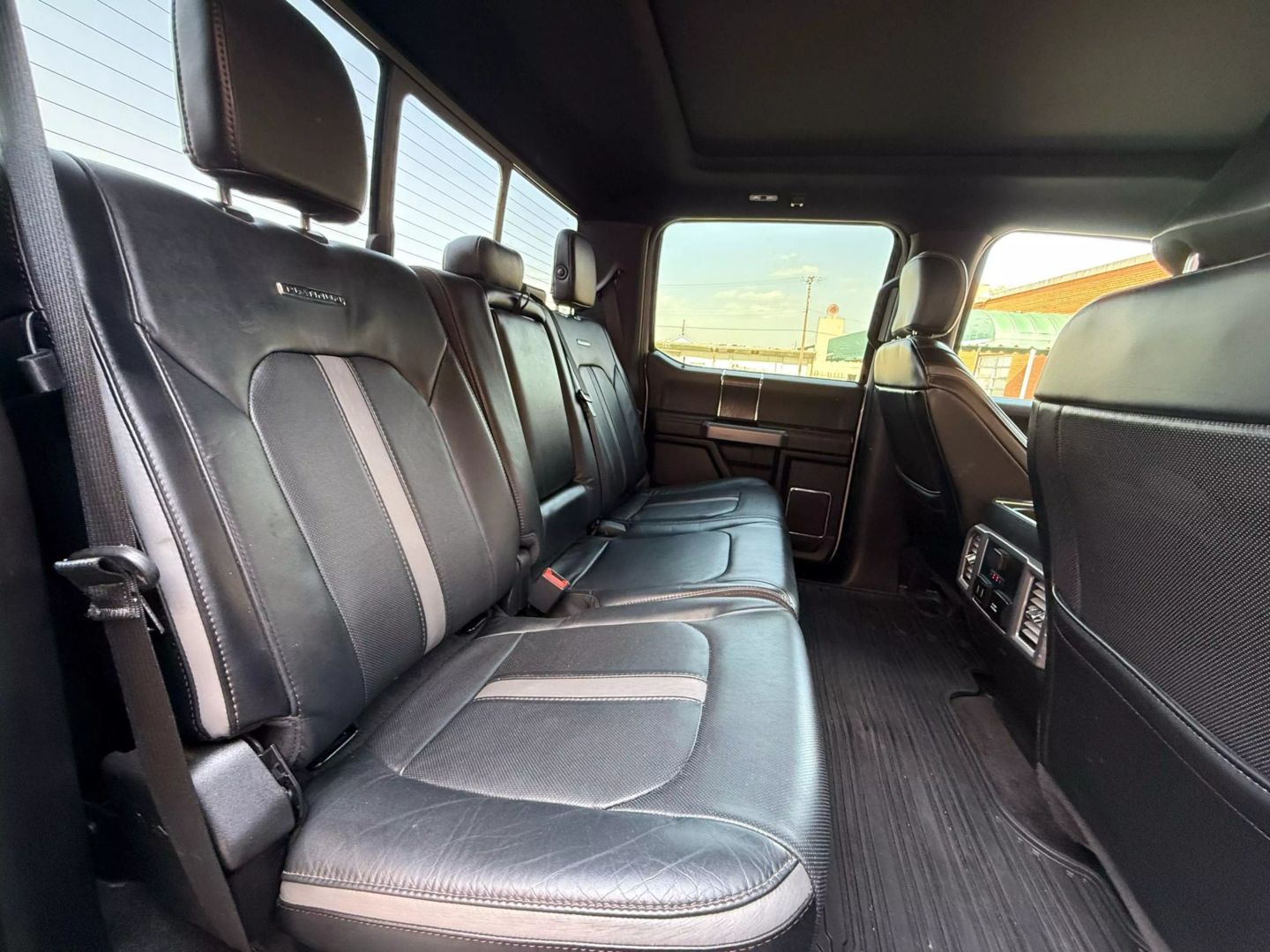 2018 Ford F450 Super Duty Crew Cab - Image 18