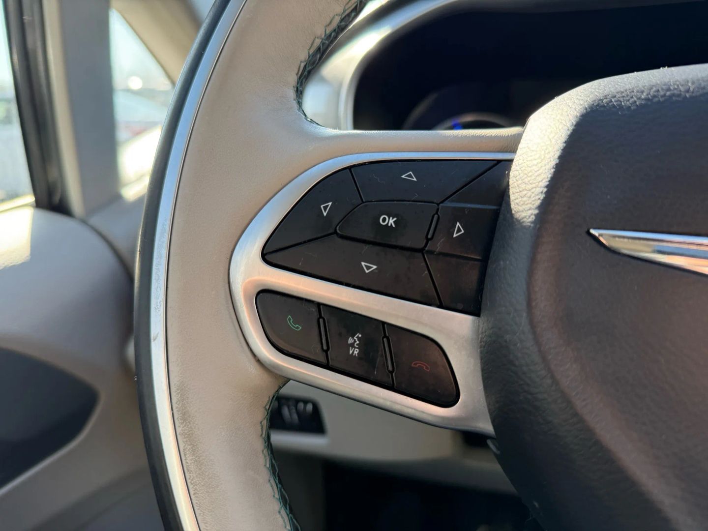 2018 Chrysler Pacifica Hybrid - Image 40