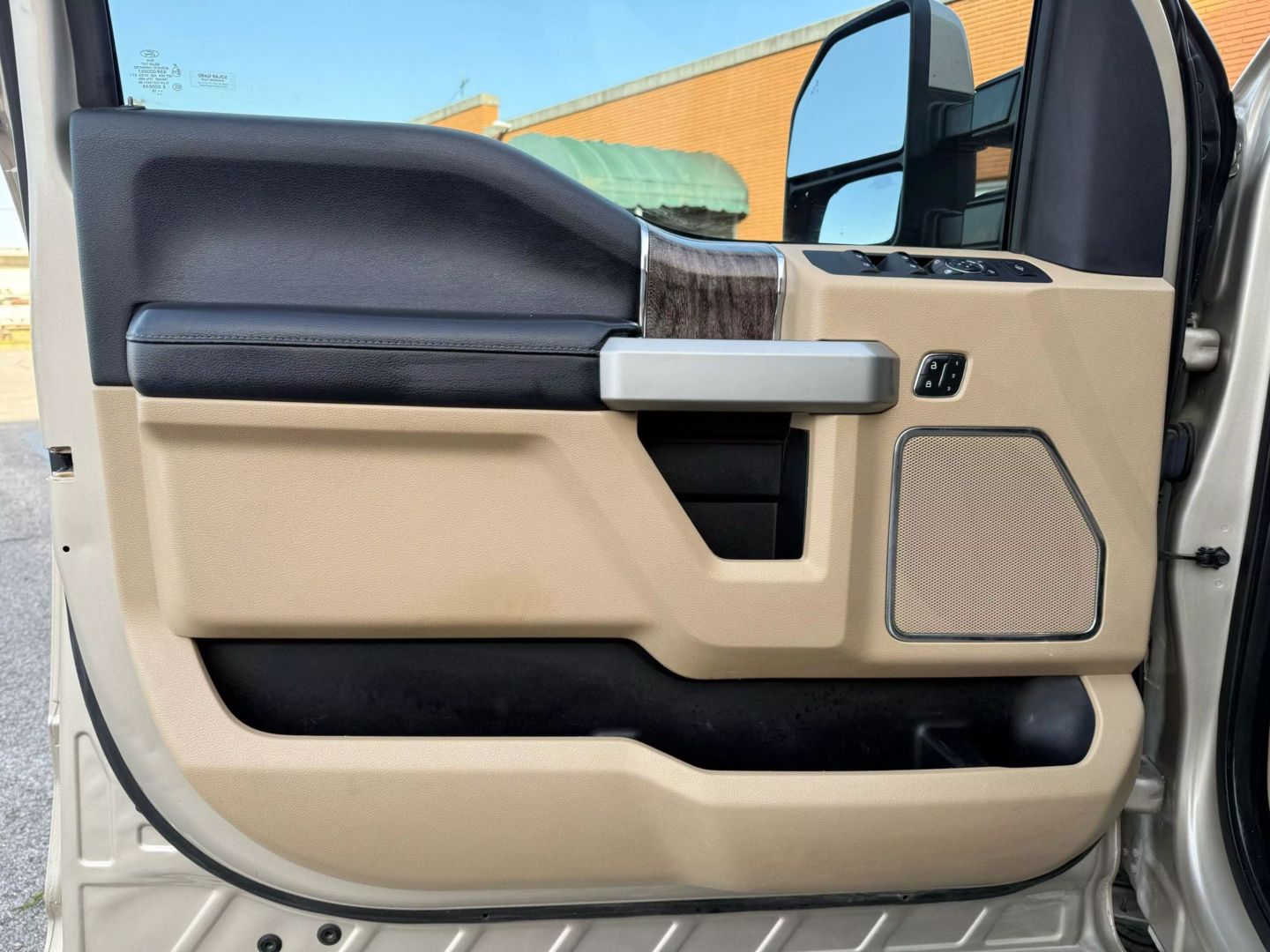 2018 Ford F250 Super Duty Crew Cab - Image 11