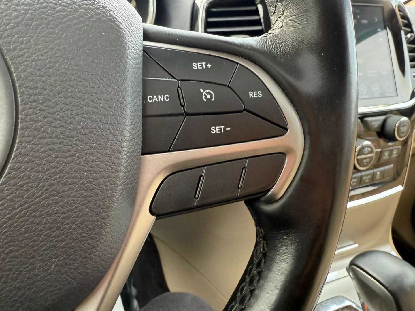 2019 Jeep Grand Cherokee - Image 34