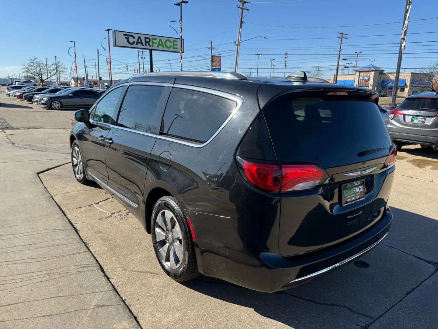 2018 Chrysler Pacifica Hybrid - Image 8