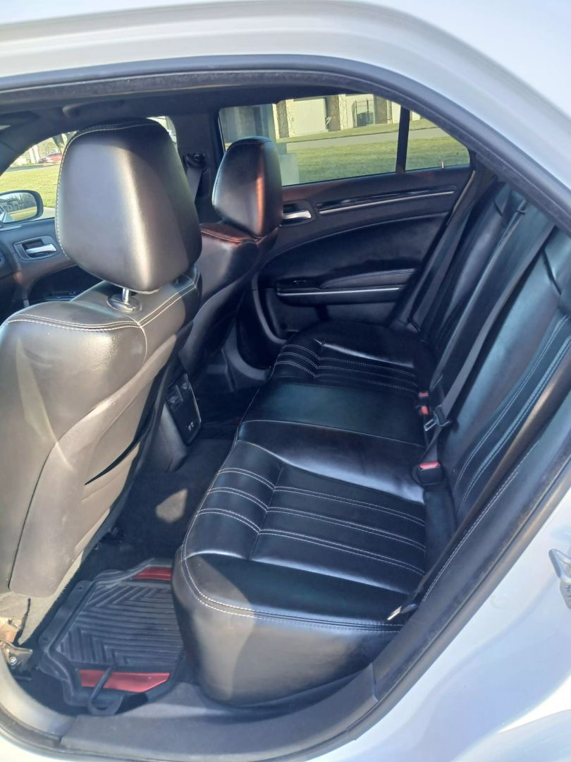 2019 Chrysler 300 - Image 12