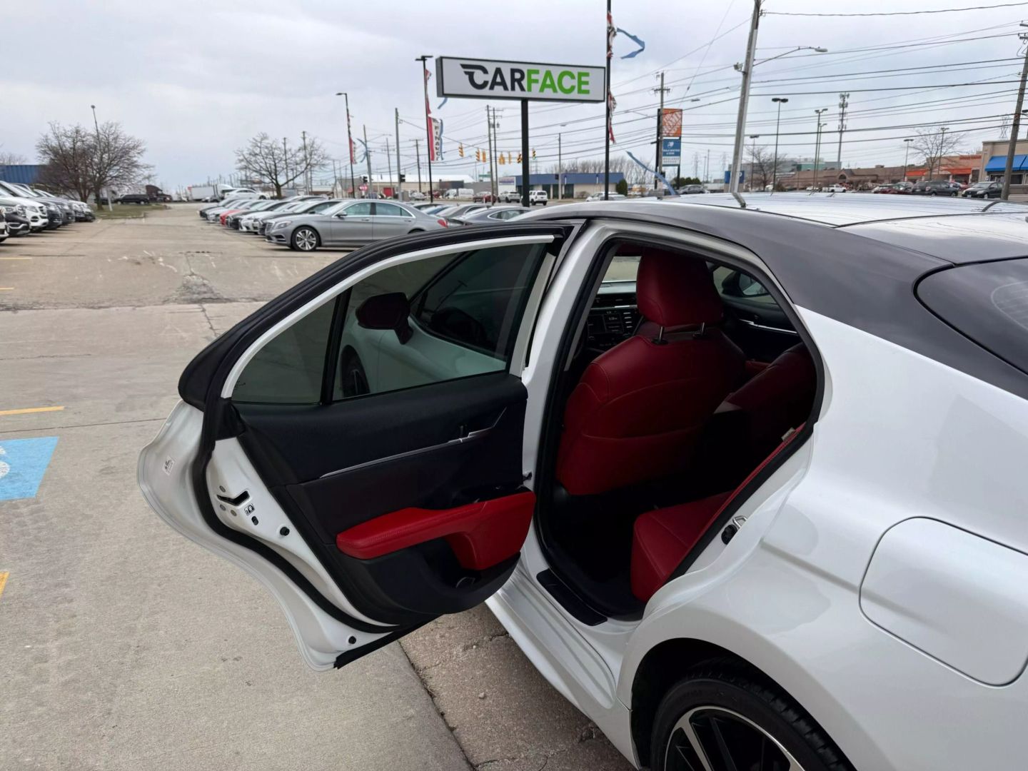2019 Toyota Camry - Image 19