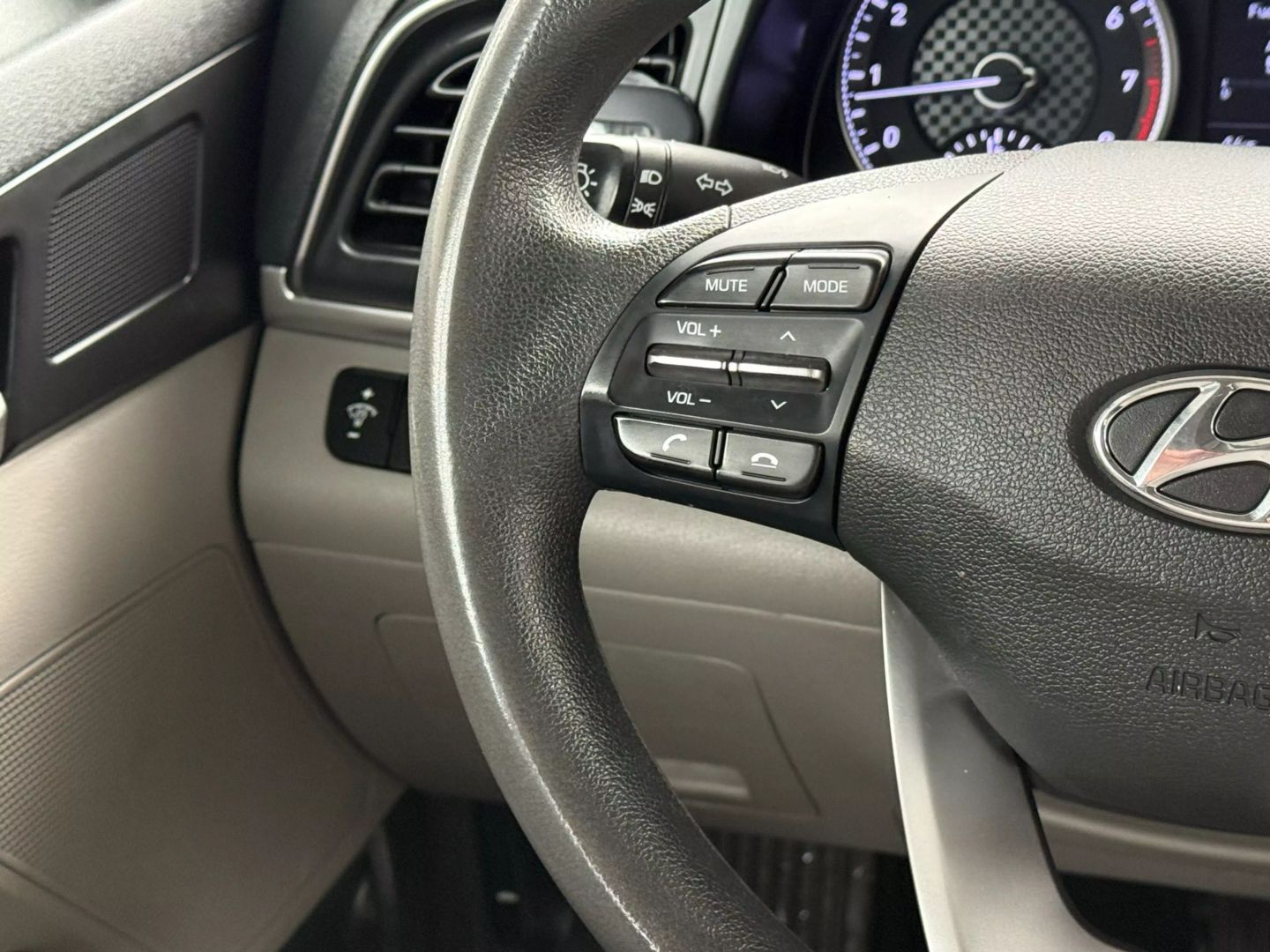 2020 Hyundai Elantra - Image 31