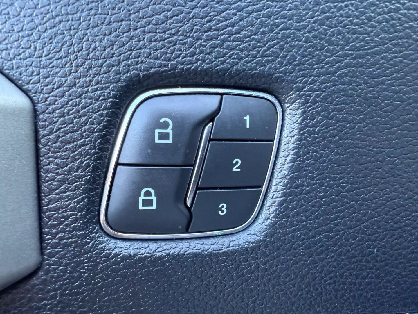 2019 Ford F250 Super Duty Crew Cab - Image 12