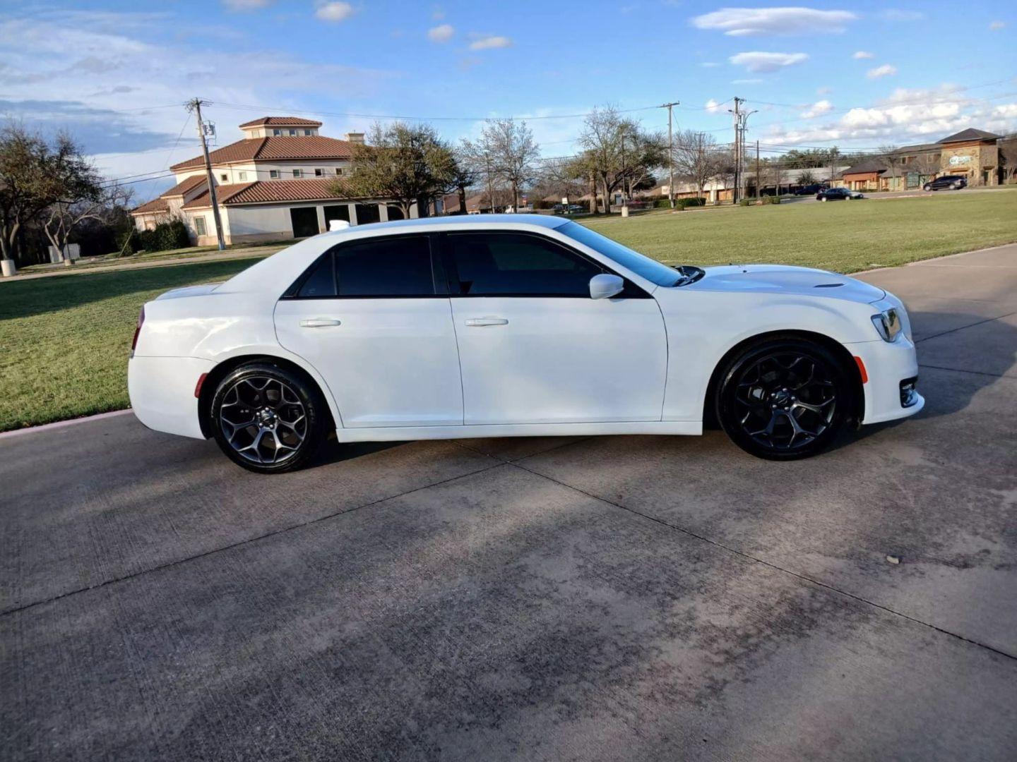2019 Chrysler 300 - Image 4
