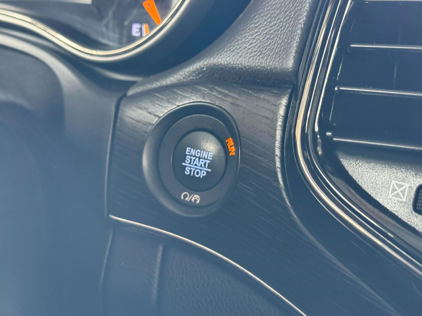 2020 Jeep Grand Cherokee - Image 30