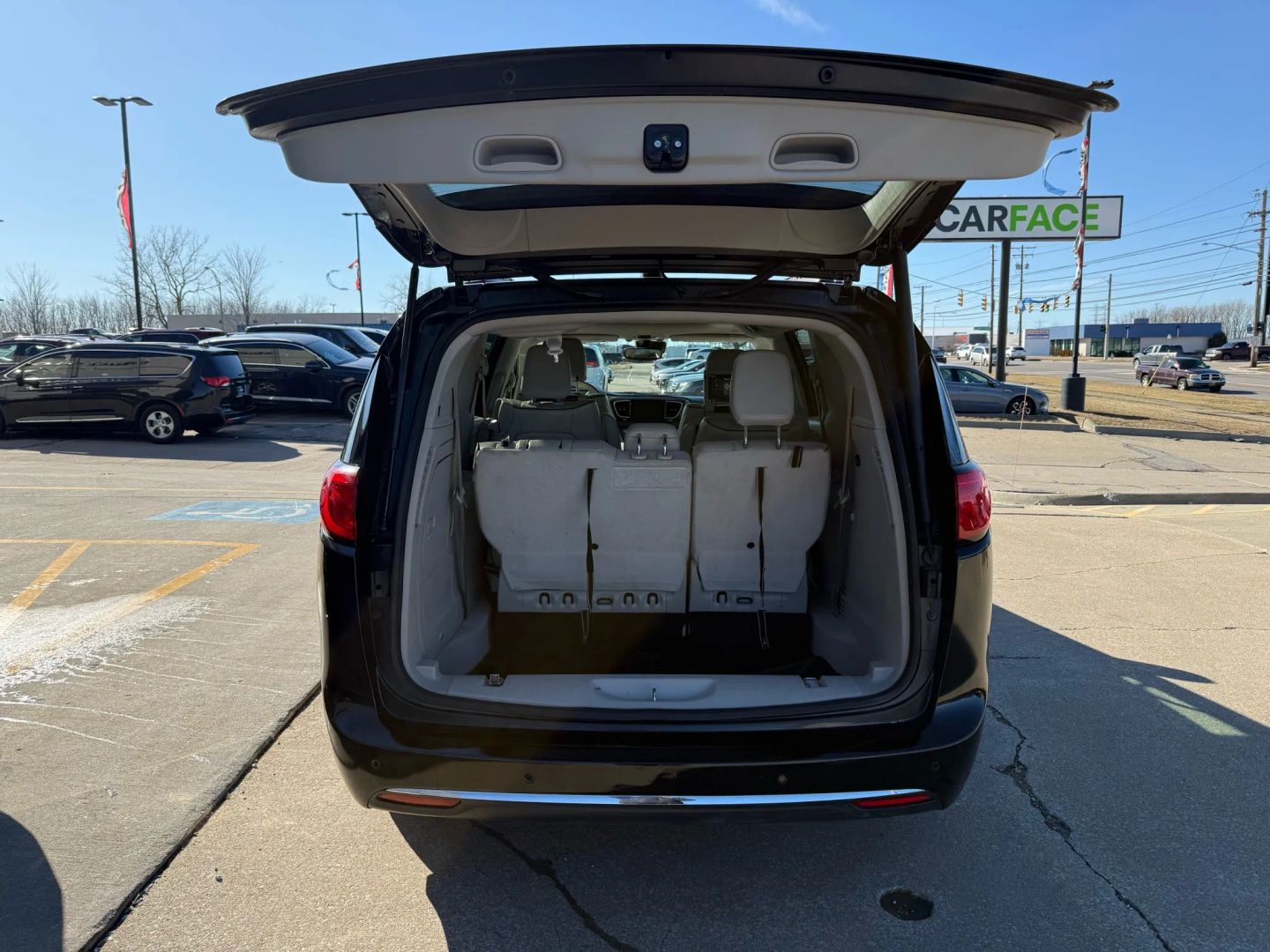 2018 Chrysler Pacifica Hybrid - Image 12