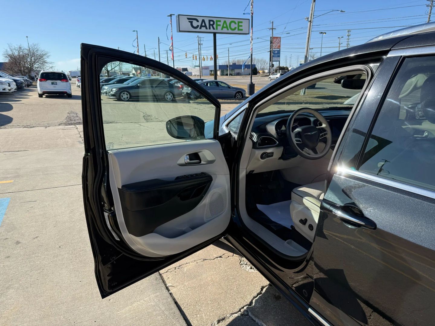 2018 Chrysler Pacifica Hybrid - Image 18