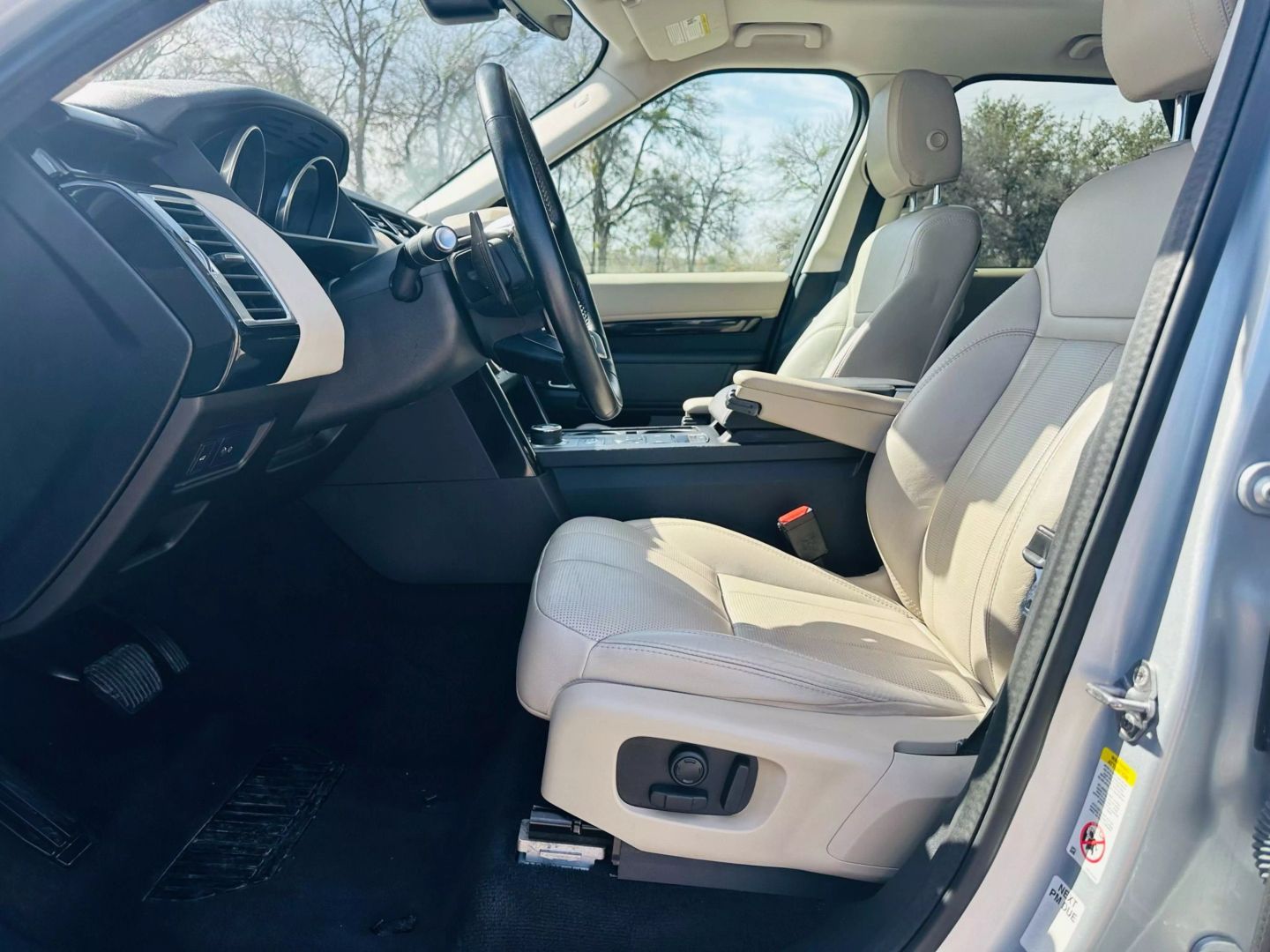 2020 Land Rover Discovery - Image 16