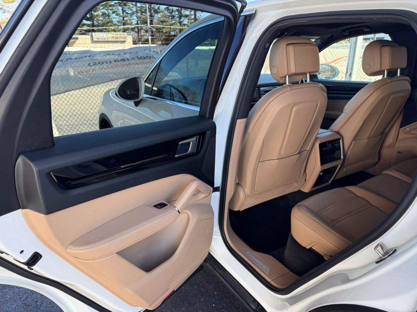 2019 Porsche Cayenne - Image 17