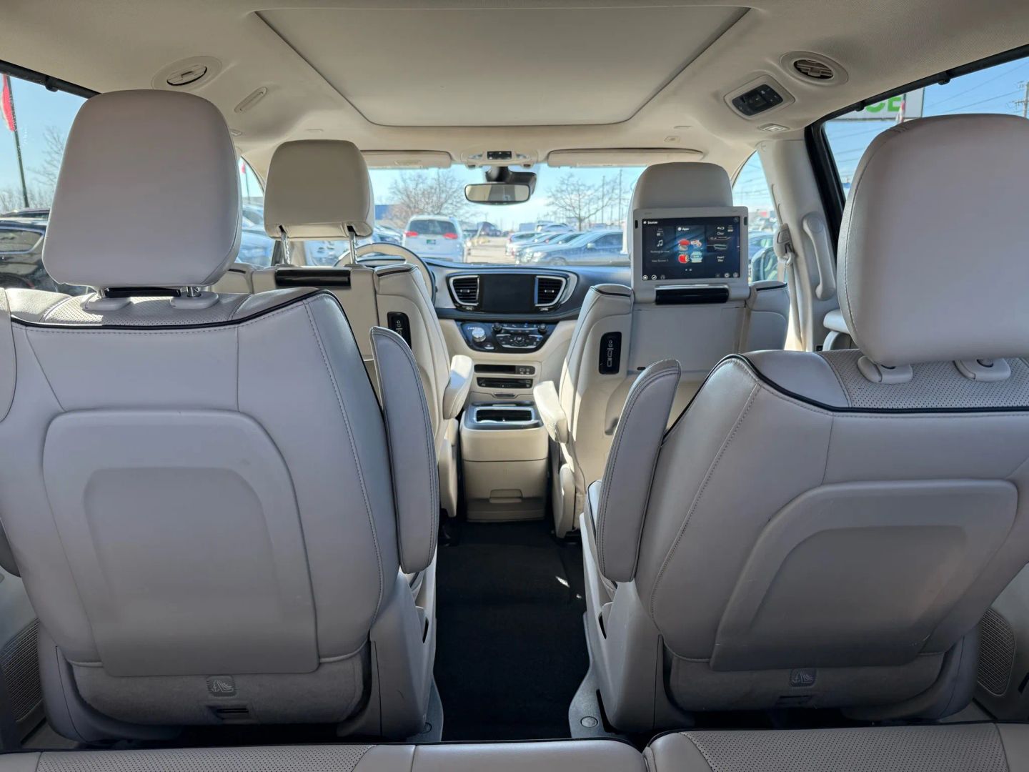 2018 Chrysler Pacifica Hybrid - Image 13
