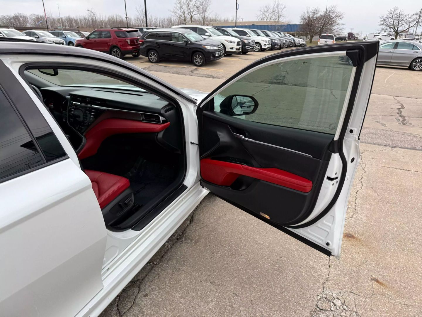 2019 Toyota Camry - Image 23