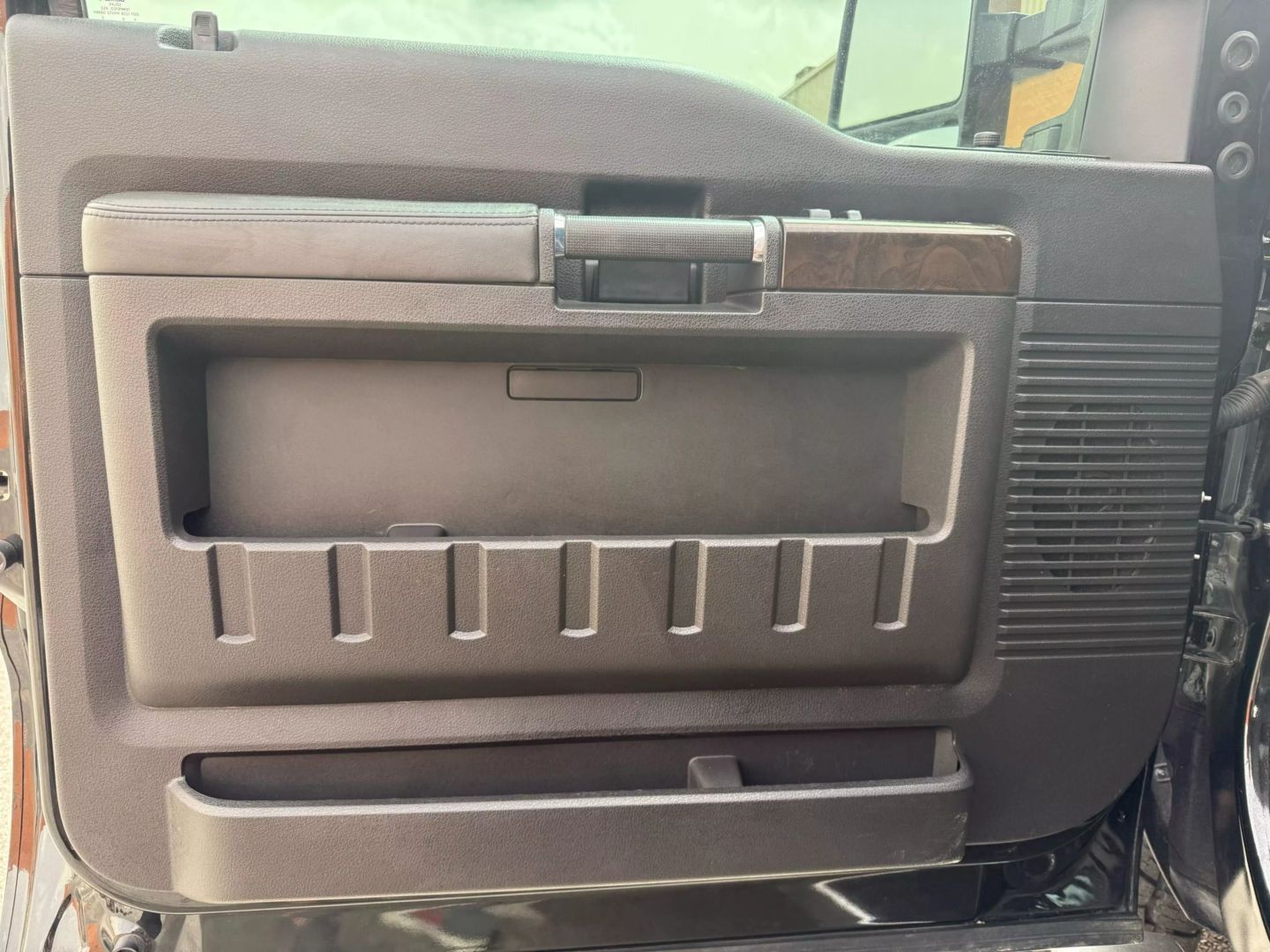 2015 Ford F250 Super Duty Crew Cab - Image 12