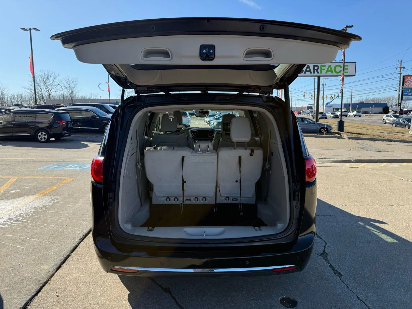 2018 Chrysler Pacifica Hybrid - Image 11