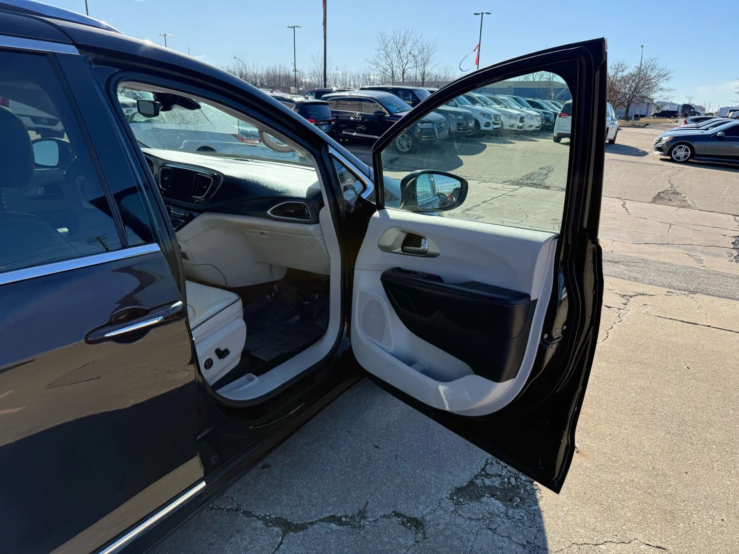 2018 Chrysler Pacifica Hybrid - Image 32