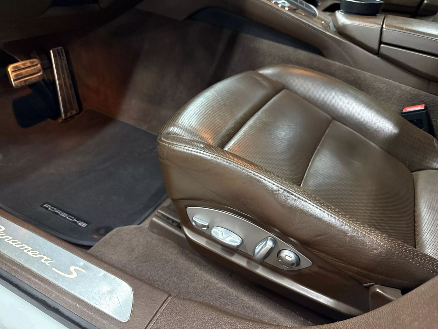 2015 Porsche Panamera - Image 40