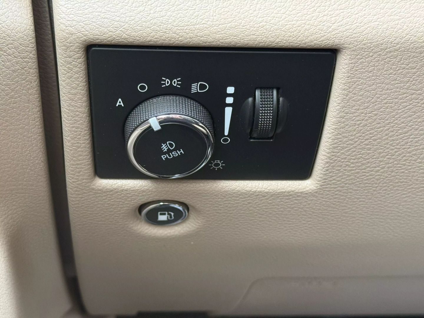 2019 Jeep Grand Cherokee - Image 53