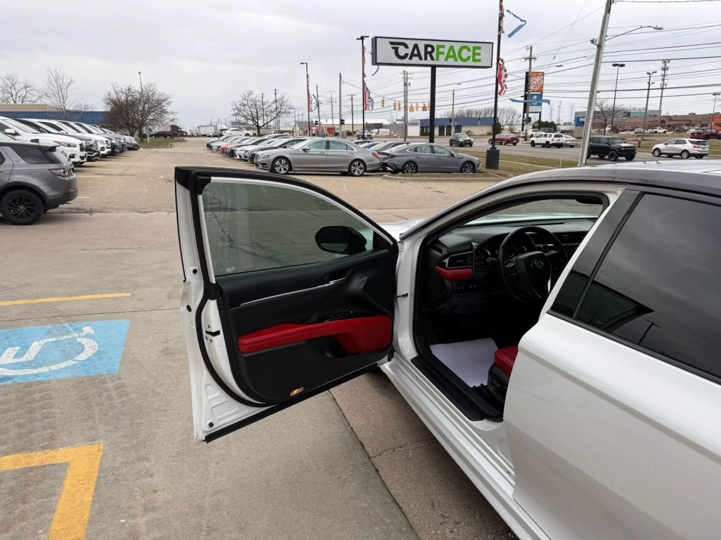 2019 Toyota Camry - Image 16