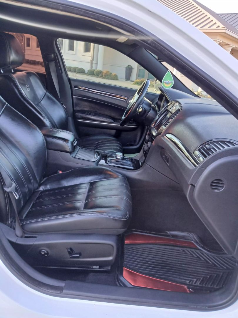 2019 Chrysler 300 - Image 11