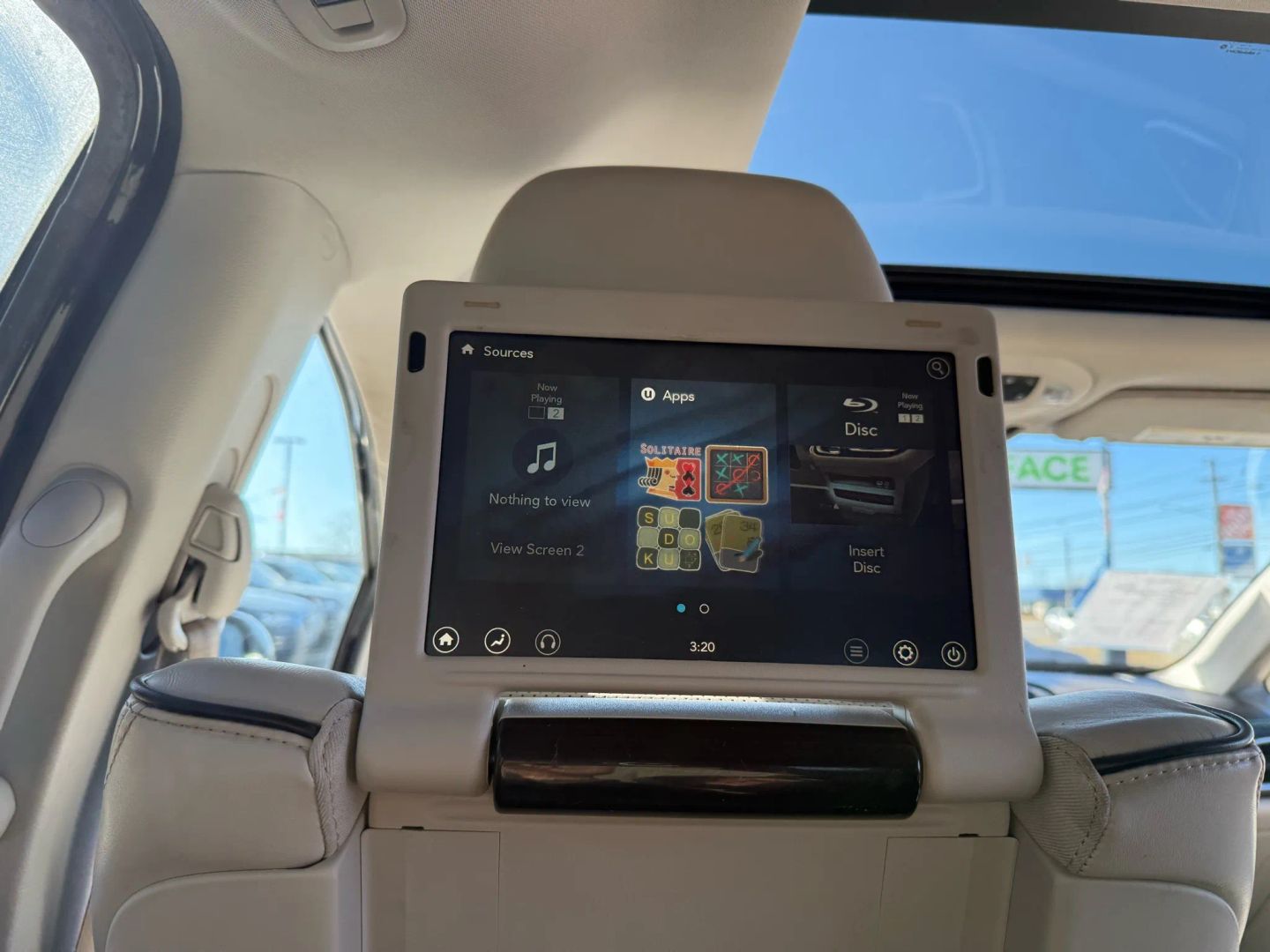 2018 Chrysler Pacifica Hybrid - Image 31