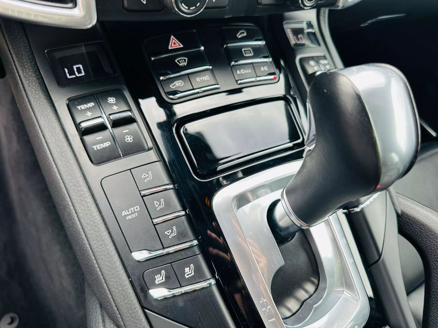 2015 Porsche Cayenne - Image 26