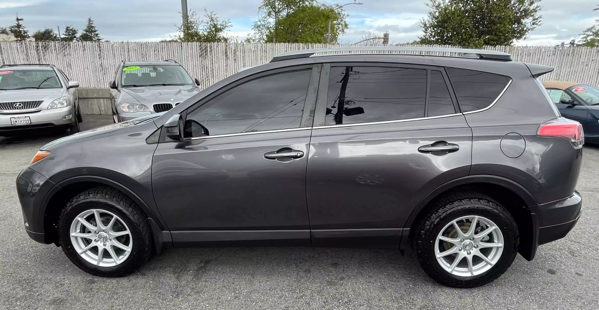 2017 Toyota Rav4  Vin: Jtmzfrev6hj716485 Stock Id: 716485 - Image 4