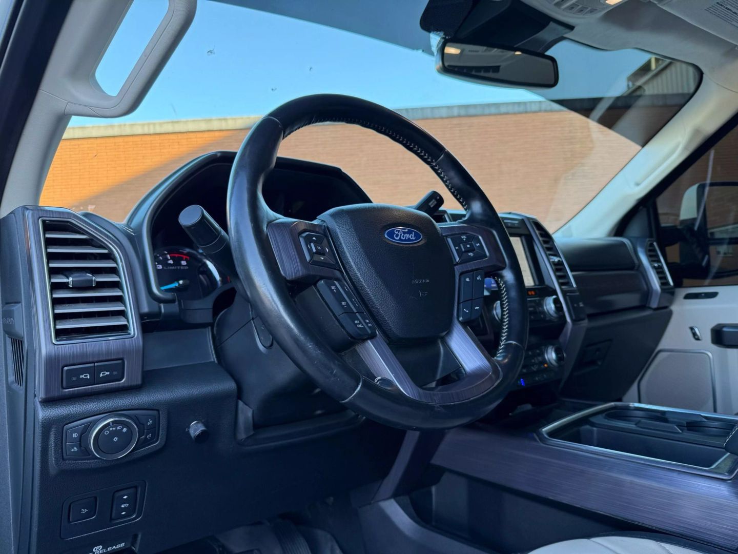 2020 Ford F250 Super Duty Crew Cab - Image 9