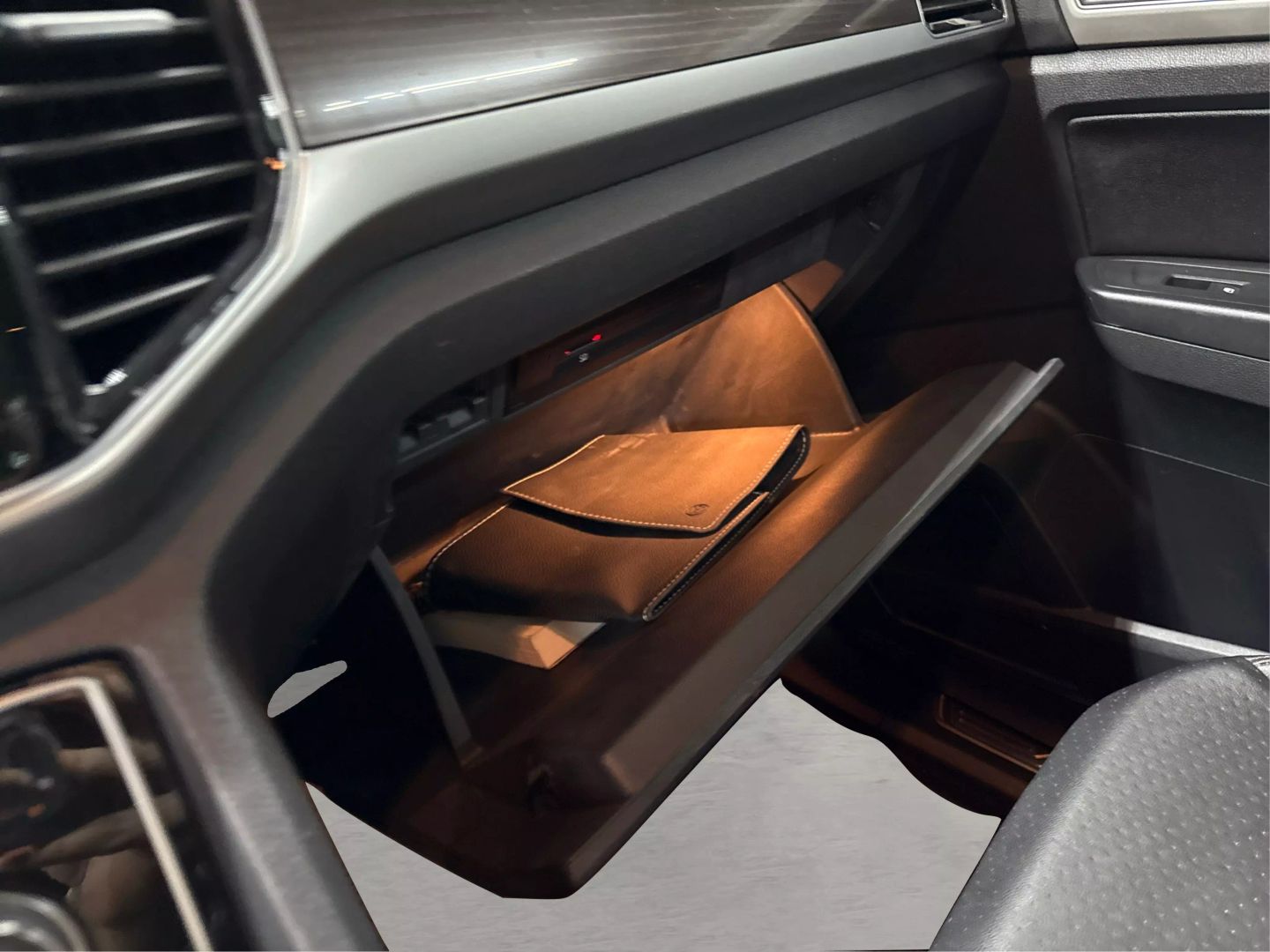 2018 Volkswagen Atlas - Image 29