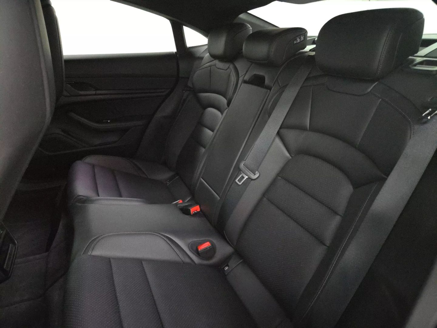 2022 Porsche Taycan - Image 15
