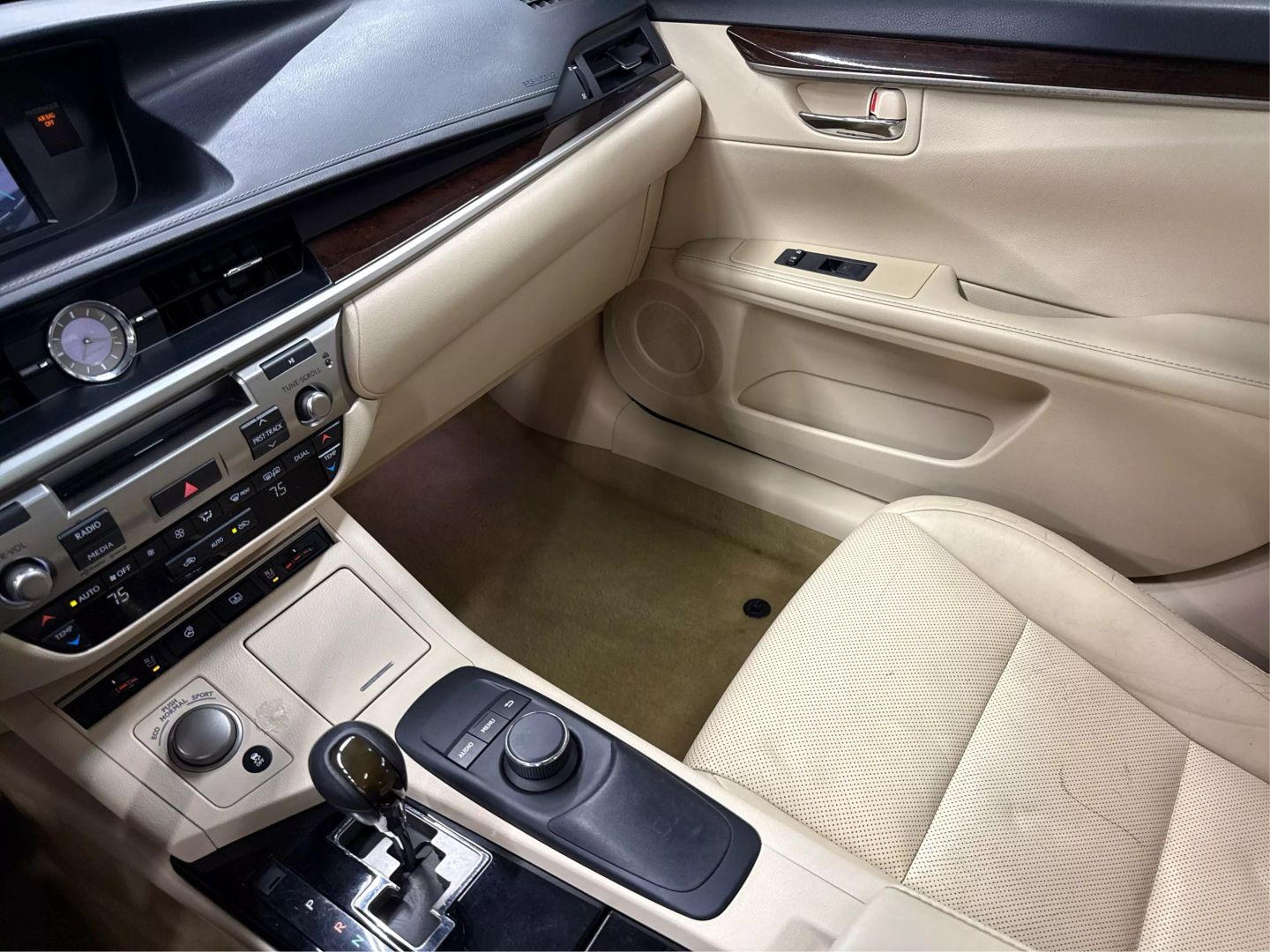 2014 Lexus Es - Image 30