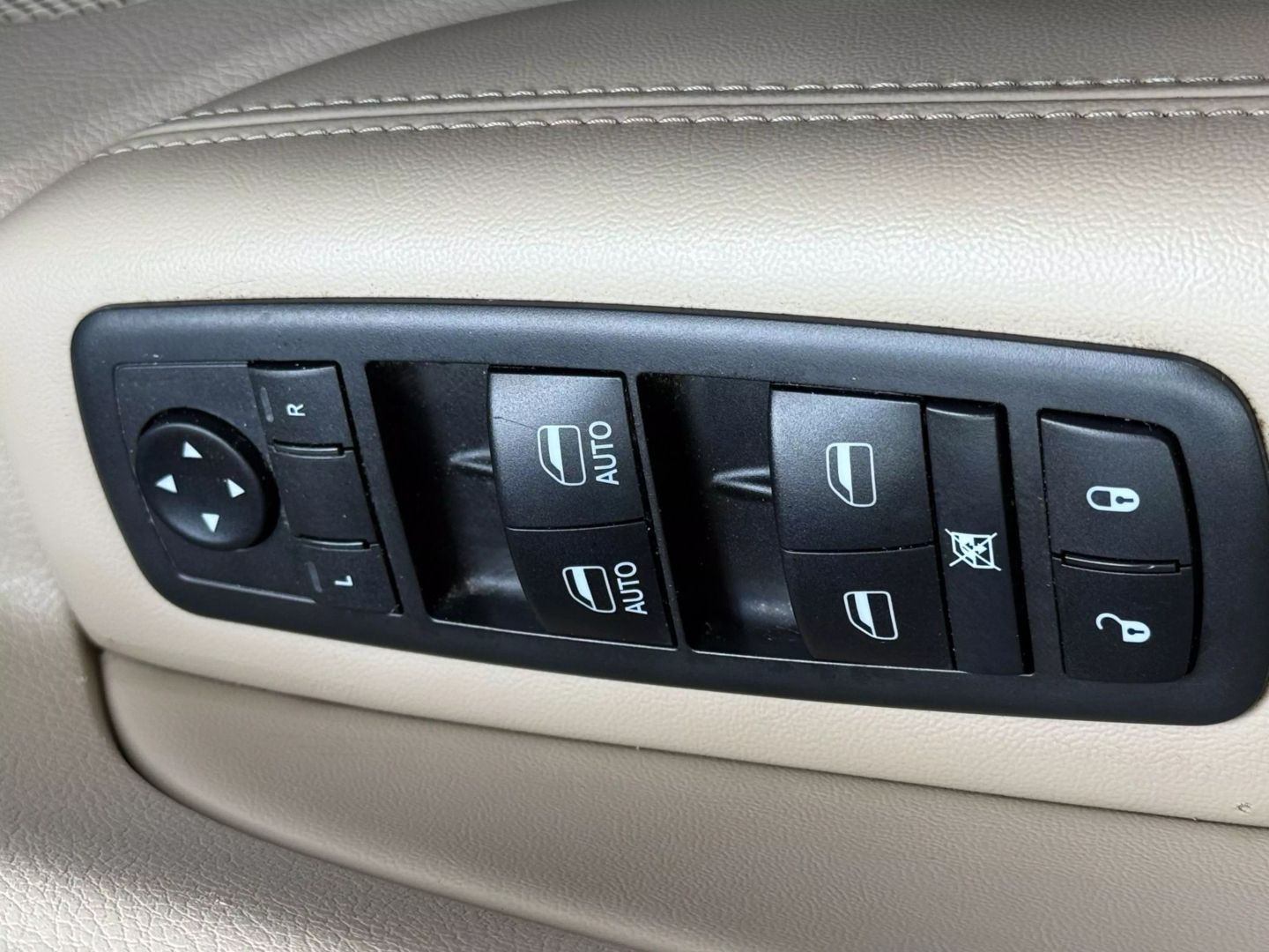 2019 Jeep Grand Cherokee - Image 54