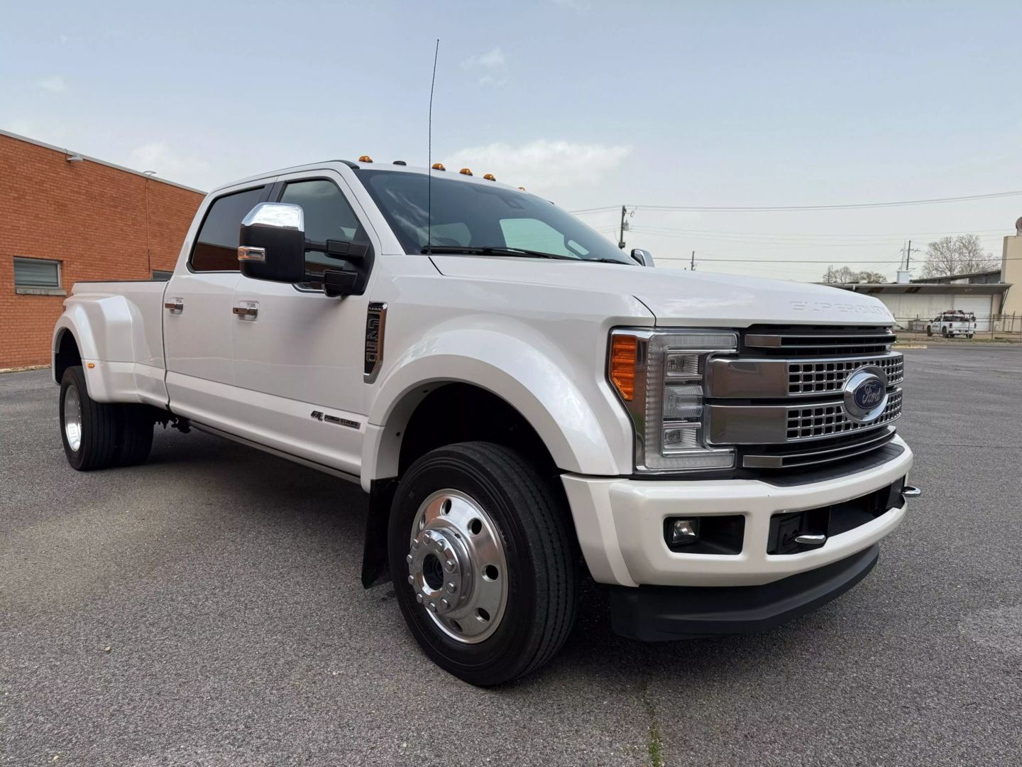 2018 Ford F450 Super Duty Crew Cab - Image 9